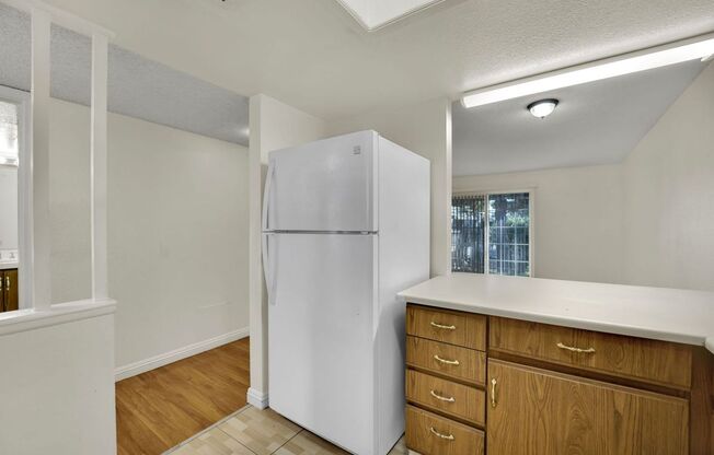 Very Nice 2bd/2ba Condo!! Gated Friendly Community w/ Pool!!