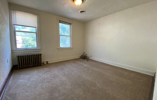 3 beds, 1 bath, $1,975, Unit 3135