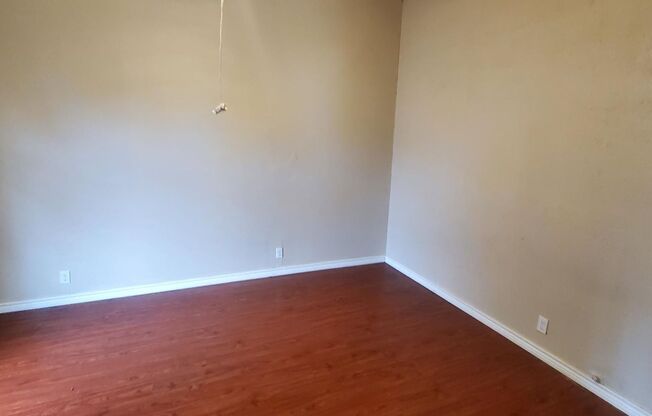 2 beds, 1 bath, 998 sqft, $950