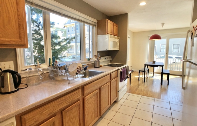 3 beds, 1.5 baths, 1,300 sqft, $3,850, Unit A