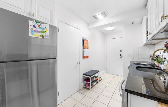 1 Bed - Close to T - Private Patio - Laundry in Building