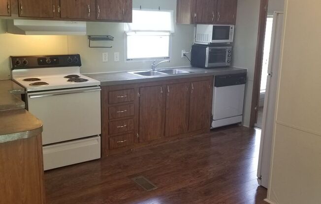 3 beds, 2 baths, $1,300