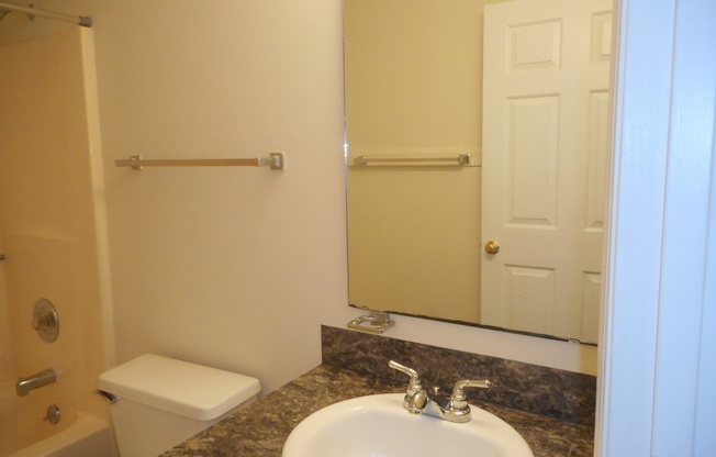 2 beds, 1.5 baths, $1,300, Unit 108