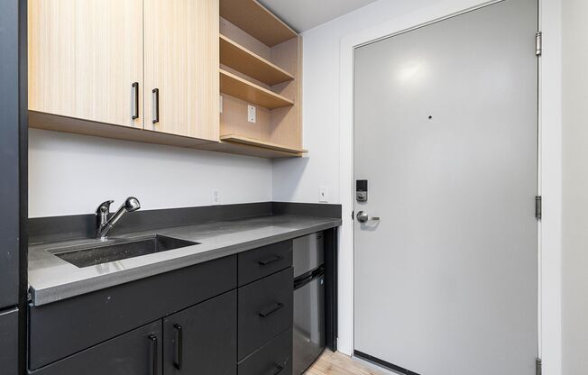 Studio, 1 bath, 270 sqft, $1,350, Unit 408