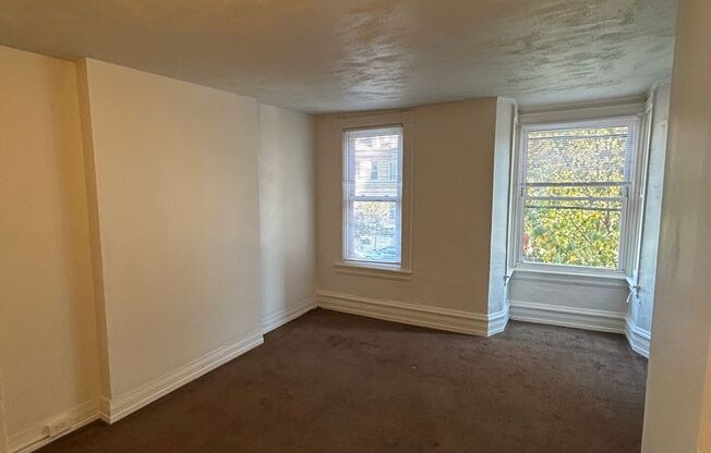 2 beds, 1 bath, $1,195, Unit 314 S Queen Apt 2