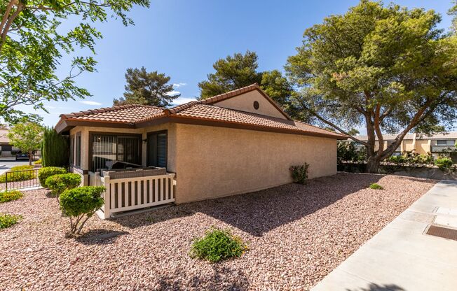 Cute and Cozy 2-bedroom 2-bathroom Townhome*Open floorplan*upgrades*