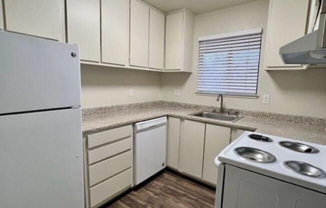 1 bed, 1 bath, 700 sqft, $1,575, Unit 14