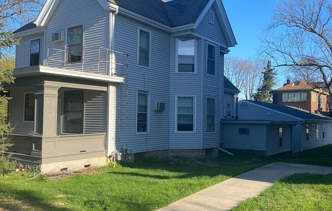 906 E Burlington Apartments!