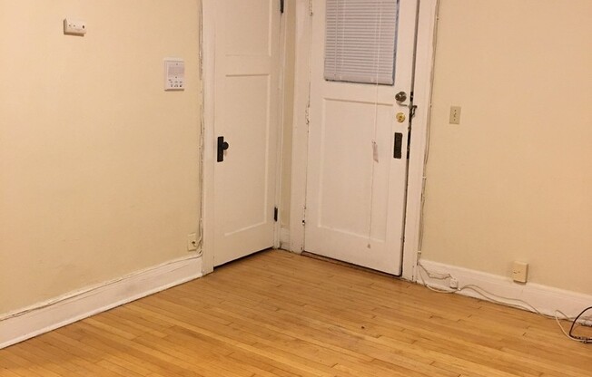 Studio, 1 bath, $895, Unit 4