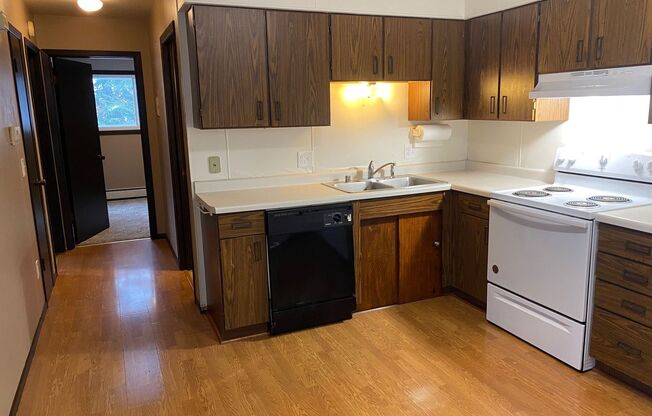 2 beds, 1 bath, 800 sqft, $795, Unit #4