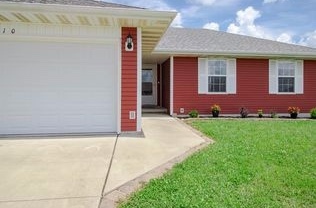 3 beds, 2 baths, $1,195