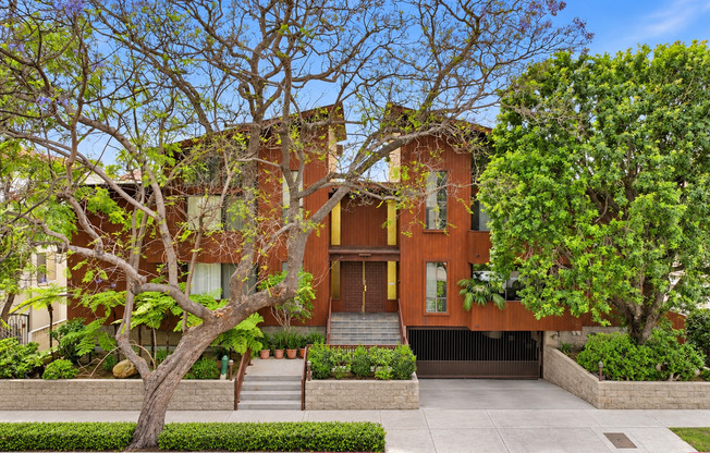 BRIGHT & AIRY, 2BR2.5BA TOWNHOUSE W/ DUAL PRIMARY SUITES, FENCED PATIO & 2-CAR GATED PARKING IN WELL-KEPT GATED BUILDING!