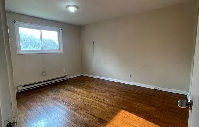 2 beds, 1 bath, $1,095, Unit Unit 1339A