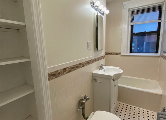 3 beds, 1 bath, 960 sqft, $3,100, Unit 8