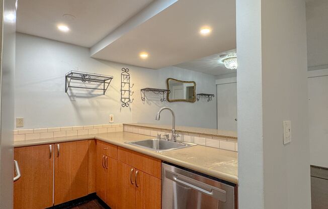 2 beds, 1 bath, $2,550, Unit Apt 109