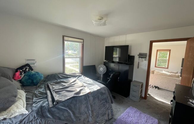 2 beds, 1 bath, $1,295