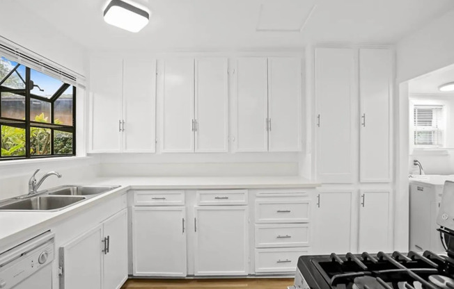 3 Bedroom, 1 Bathroom Home – Ideal for Students & Families near Chapman University
