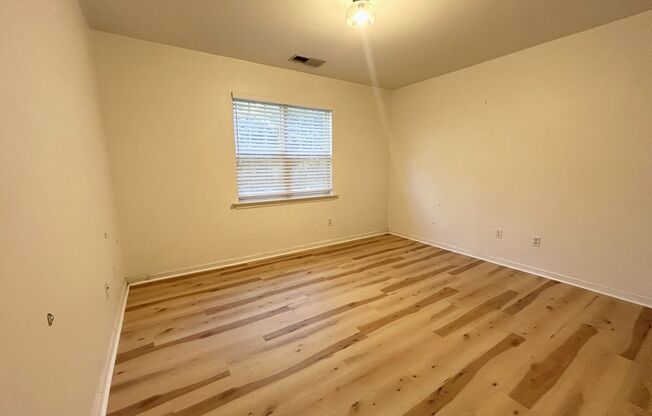 3 beds, 2 baths, $1,900, Unit Unit D