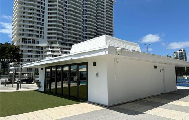 2 beds, 2 baths, 990 sqft, $4,000, Unit 600 NE 36th St # 1414