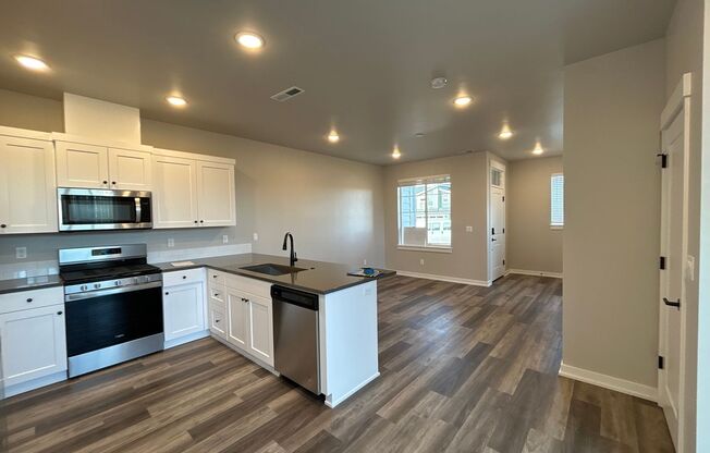 3 beds, 2.5 baths, 1,450 sqft, $2,395, Unit SFR 920 - 61616