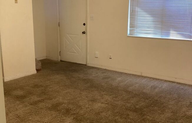 2 beds, 1 bath, $700, Unit 13