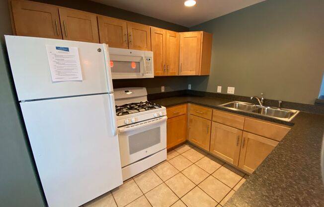 1 bed, 1 bath, 850 sqft, $1,300, Unit B