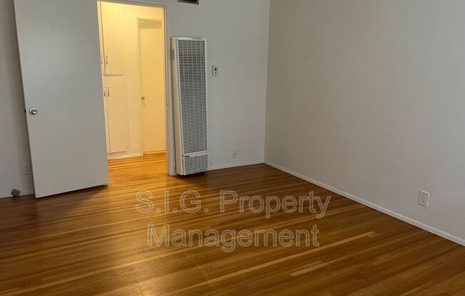 1702 W VICTORY BLVD 