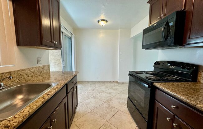 GREAT LOCATION! POINT LOMA 2BD/1.5BA TOWNHOME! ONLY $2,895/mo!