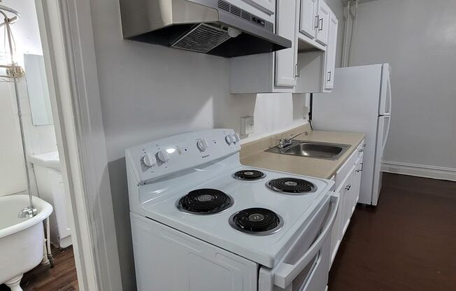 1 bed, 1 bath, $880, Unit APARTMENT 2