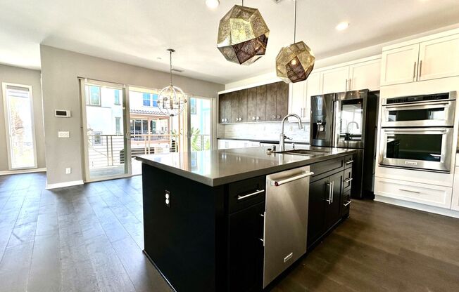 Civita/Apex – Luxury 3BR 3.5BA, Valley Views, Luxury Upgrades, AC, W/D, 2-Car Garage.