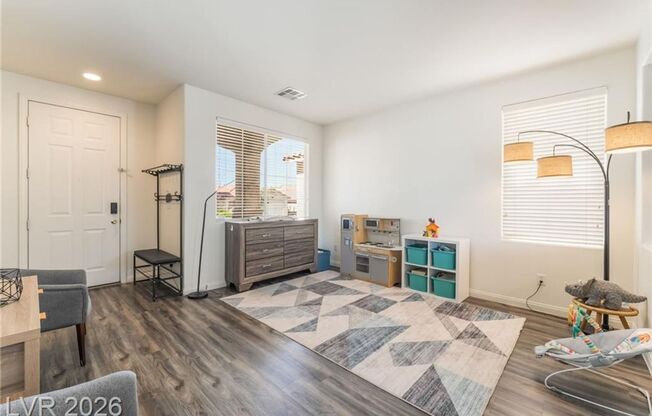 Discover this GEM in the Monaco community,located near shopping,dining,parks & community center.