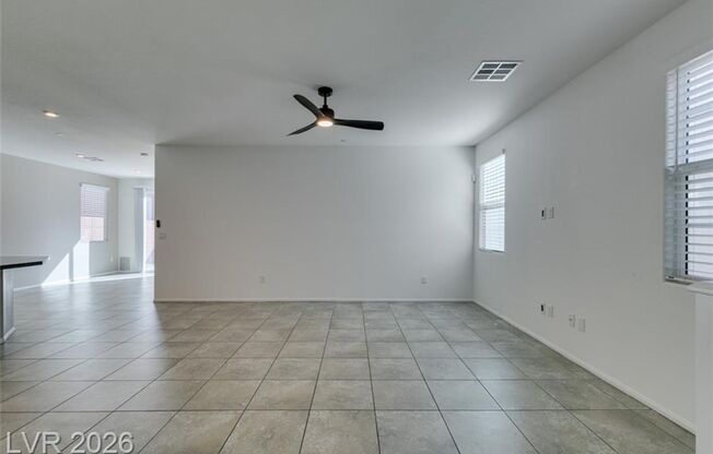 HENDERSON HOME WITH A BEDROOM & FULL BATHROOM DOWNSTAIRS!!