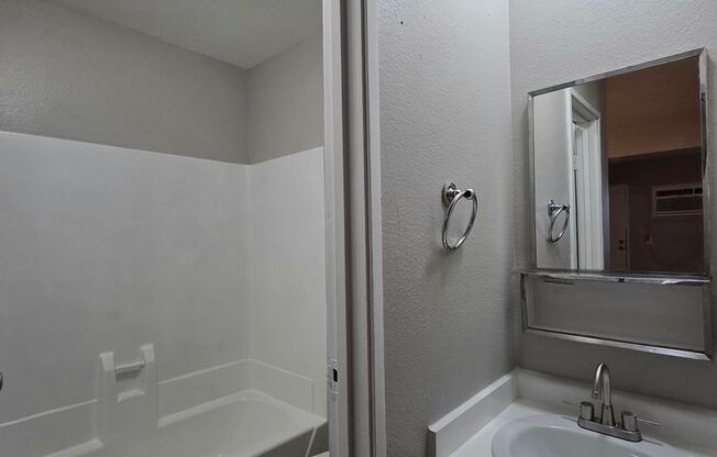 Studio, 1 bath, 400 sqft, $995, Unit 9A
