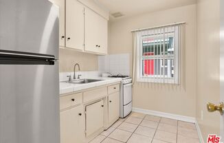 Efficient Studio Living in Convenient Lennox Location