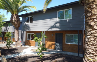 Townhome unit, 1 car parking, on-site laundry