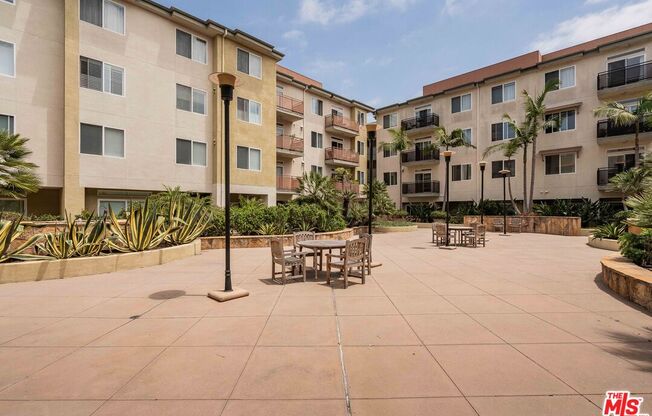1 bed, 2 baths, 1,149 sqft, $3,750, Unit 438