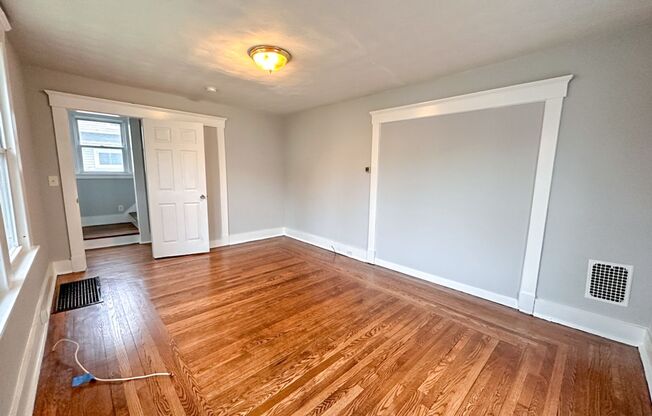 Lovely 3-bed Single Family Home in Hamden! Gorgeous Hardwood Floors throughout!