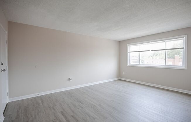 Lovely 2 BR/1 BA Top-Floor Condo in Congress Heights!
