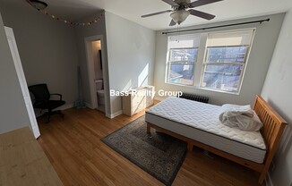 1353 W GREENLEAF AVE