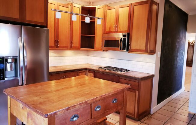 1920s 3 Bed, 2 Bath Bungalow in Vickery Place!