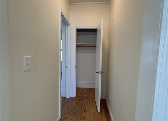 2 beds, 1 bath, 828 sqft, $1,700, Unit A