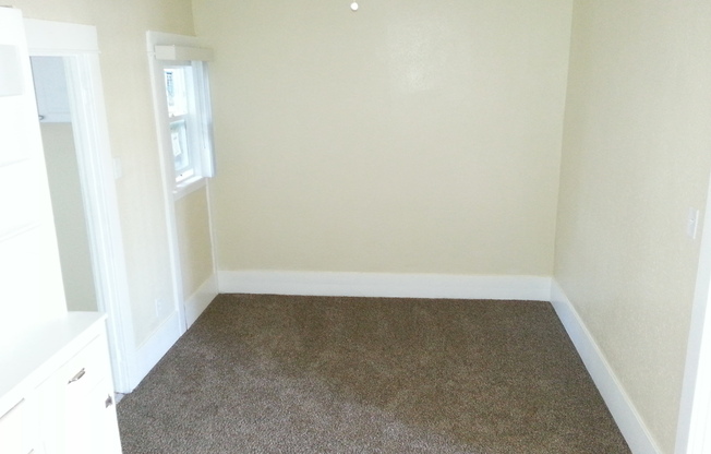 Studio, 1 bath, 325 sqft, $1,400, Unit 04