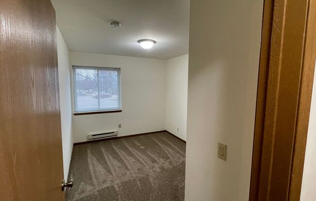 3 beds, 1 bath, 1,040 sqft, $1,800, Unit 3156-105