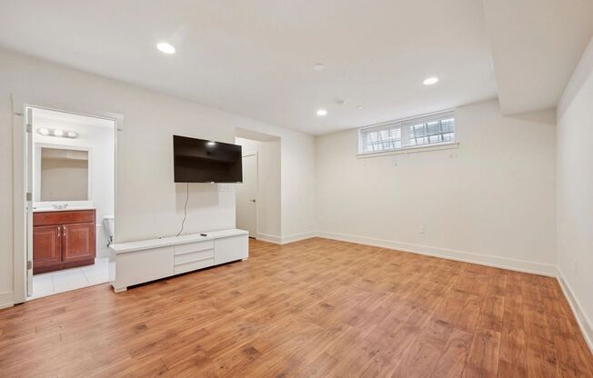 1501 W Master St