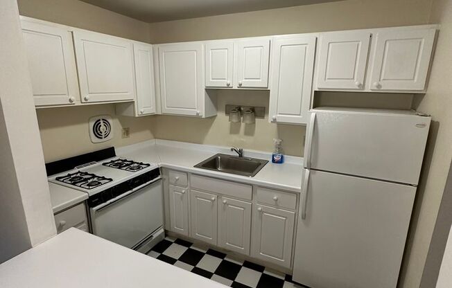 2 beds, 1 bath, $1,395, Unit 216