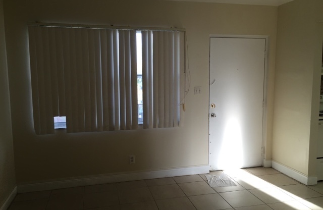 Nice 2-1 apartment with central air , pool and laundry