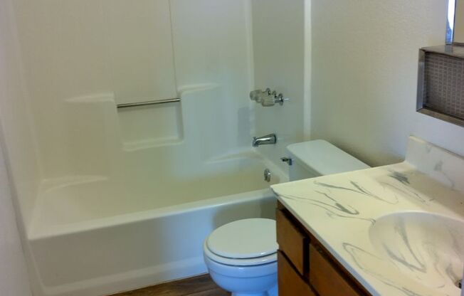 2 beds, 1 bath, $1,200, Unit 6587 Sunset A