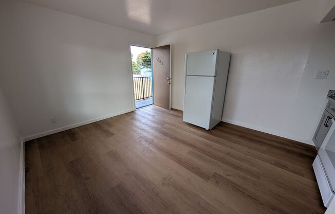 Comfortable one bedroom unit, convenient location to shopping and transportation