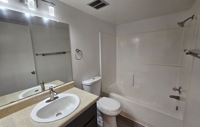 1 bed, 1 bath, 580 sqft, $915, Unit 226
