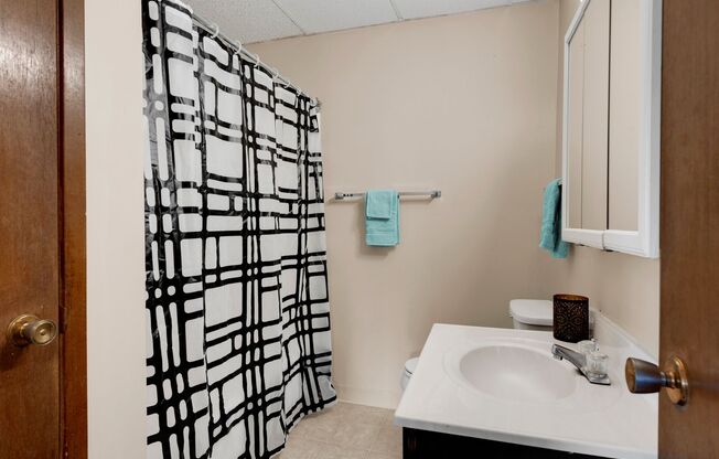 2 beds, 1 bath, 810 sqft, $949, Unit 4317-16